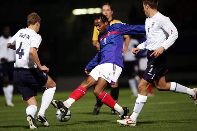 Jimmy Briand (Frankreich U21, Mitte) gegen Michael Dawson (li.) und Darren Ambrose (England U21) Fußball Länderspiel Herren U 21 Europameisterschaftsqualifikation 2005, Qualifikation, Länderspiel, Gruppe pan11457 Nancy Dynamik,  