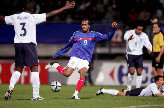 Jimmy Briand (Frankreich U21, Mitte) spielt den Ball ins Aus, Nedum Onuoha (England U21, li.) reklamiert Fußball Länderspiel Herren U 21 Europameisterschaftsqualifikation 2005, Qualifikation, Länderspiel, Gruppe pan11457 Nancy  