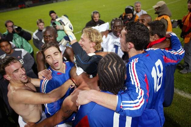 Schlussjubel Frankreich U21 u.a. mit Franck Ribery (li.) und Jeremy Berthod (2.v.li.) Fußball Länderspiel Herren U 21 Europameisterschaftsqualifikation 2005, Qualifikation, Länderspiel, Gruppe pan11457 Nancy Freude,  