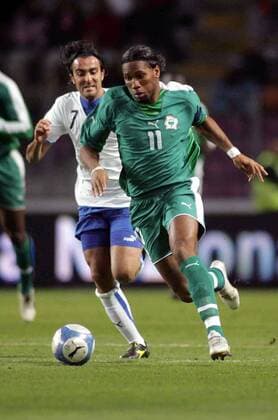 Didier Drogba (Elfenbeinküste, re.) gegen Simone Barone (Italien) -  Fußball Länderspiel Herren Länderspiel 2005, Test, Testspiel, Freundschaftsspiel, Nationalmannschaft, Nationalteam, Gruppe Genf Dynamik,