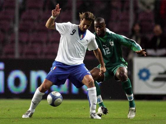 Alberto Gilardino (Italien, li.) gegen Abdoulaye Meite (Elfenbeinküste) -  Fußball Länderspiel Herren Länderspiel 2005, Test, Testspiel, Freundschaftsspiel, Nationalmannschaft, Nationalteam, Gruppe Genf Dynamik,