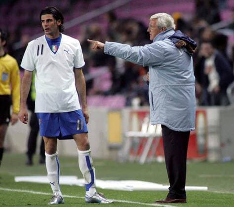 Nationaltrainer Marcello Lippi (re.) gibt Vincenzo Iaquinta (beide Italien) vor dessen Einwechslung Anweisungen -  Fußball Länderspiel Herren Länderspiel 2005, Test, Testspiel, Freundschaftsspiel, Nationalmannschaft, Nationalteam, Gruppe Genf