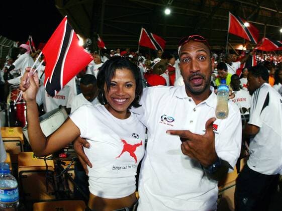 Fanpärchen aus Trinidad und Tobago feiern die erfolgreiche Weltmeisterschaftsqualifikation Fußball Länderspiel Herren Weltmeisterschaftsqualifikation 2005, Länderspiel, Qualifikation, Relegation, Relegationsspiel, Offs Gruppe Fan, Fans, Fußballfan, Fußballfans, Zuschauer, Manama Freude,