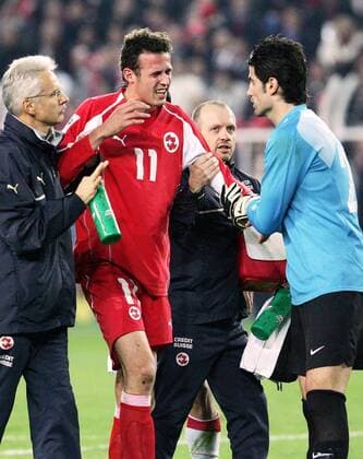 Marco Streller (2.v.li.) greift nach seiner Verletzung lieber auf die Hilfe der Mannschaftsärzte Dr. Roland Grossen (li.) und (li.) Dr. Franz Lauener (alle Schweiz) als von Torwart Volkan Demirel (Türkei) zurück Fußball Länderspiel Herren Weltmeisterschaftsqualifikation 2005, Qualifikation, Länderspiel, Playoffs, Playoff, Play Offs, Off Gruppe Istanbul
