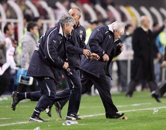 Nationaltrainer Jakob Kuhn (re.) und Torwarttrainer Erich Burgener (beide Schweiz, li.) fliehen nach Spielende vor Wurfgeschossen Fußball Länderspiel Herren Weltmeisterschaftsqualifikation 2005, Qualifikation, Länderspiel, Playoffs, Playoff, Play Offs, Off Gruppe Wurfgeschoss, Wurfgeschosse, Flucht Istanbul