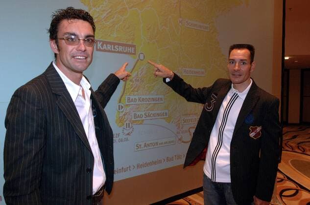 Bis zum Ziel ist es ein weiter Weg - Erik Zabel (T Mobile, re.) und Marcel Wüst (beide Deutschland) zeigen während der Präsentation der Streckenführung der Deutschlandtour 2006 auf das Ziel eines jeden Teilnehmers: Karlsruhe Radsport Herren Vorschau 2005 Deutschland Tour 2006, Deutschlandtour, ProTour, Straßenradsport, Straße, Rad Gruppe Düsseldorf