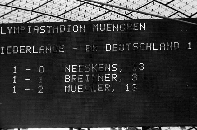 Die Anzeigetafel im Olympiastadion München verkündet das amtliche Endergebnis des Finales, Johan Neeskens brachte die Niederlande 1:0 in Führung, Paul Breitner glich aus und Gerd Müller (beide BR Deutschland) erzielte das 2:1 Fußball WM Herren Weltmeisterschaft 1974, Länderspiel, Nationalmannschaft, Nationalteam, Vneg, Vsw Einzelbild Olympiastadion, Finale, Endspiel München