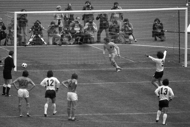 Paul Breitner (hi.re., BR Deutschland) verwandelt gegen Torwart Jan Jongbloed (Niederlande) den Elfmeter und kann jubeln, die Fotografen hinter dem Tor haben natürlich alle den Finger auf dem Auslöser Fußball WM Herren Weltmeisterschaft 1974, Länderspiel, Nationalmannschaft, Nationalteam, Nationaltrikot, Vneg, Vsw Totale Finale, Endspiel o0 Aufmacher München Freude,