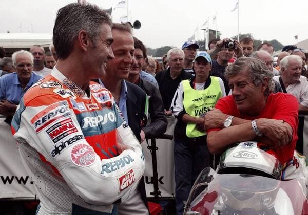 Motorradlegenden unter sich: Michael Doohan (Australien, li.) und Giacomo Agostini (Italien) unterhalten sich während des Goodwood Festival of Speed 2005 über alte Zeiten Motorsport Herren Goodwood Festival of Speed 2005, Motorradrennen, Motorradrennsport, Motorradsport Gruppe Goodwood House