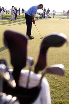 Golfspieler führt einen Putt aus Golf Herren WGC Algarve World Cup 2005, PGA European Tour, World Championships, Golfen Einzelbild Vilamoura