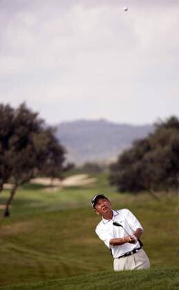 Wang Ter Chang (China) schaut seinem Schlag hinterher Golf Herren WGC Algarve World Cup 2005, PGA European Tour, World Championships, Golfen Einzelbild Vilamoura