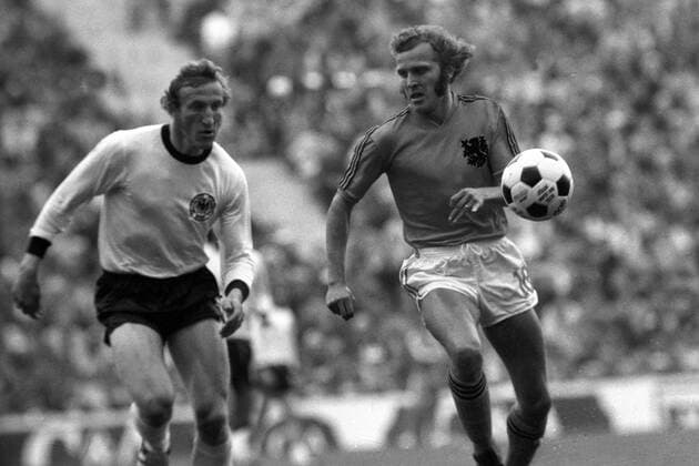 Rene van de Kerkhof (re., Niederlande) gegen Hans Georg Schwarzenbeck (BR Deutschland) Fußball WM Herren Weltmeisterschaft 1974, Länderspiel, Nationalmannschaft, Nationalteam, Nationaltrikot, Vneg, Vsw Gruppe Finale, Endspiel München