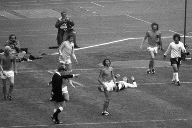 Elfmeterpfiff durch FIFA Schiedsrichter John Taylor (England), Wim Suurbier (vorn re., Niederlande) ist entsetzt, Bernd Hölzenbein (BR Deutschland), der Gefoulte, jubelt am Boden Fußball WM Herren Weltmeisterschaft 1974, Länderspiel, Nationalmannschaft, Nationalteam, Nationaltrikot, Vneg, Vsw Totale Finale, Endspiel o0 Aufmacher München o0 Elfmeter Strafstoß Elfer Enttäuschung, Verzweiflung,