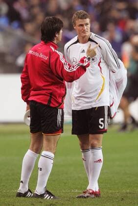 Co Trainer Joachim Löw (li.) gibt Robert Huth (beide Deutschland) Anweisungen Fußball Länderspiel Herren Länderspiel 2005, Freundschaftsspiel, Test, Testspiel, Nationalmannschaft, Nationalteam Gruppe Paris