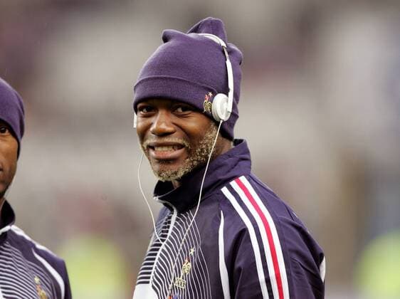 Djibril Cisse (Frankreich) hört Musik vor dem Spiel Fußball Länderspiel Herren Länderspiel 2005, Freundschaftsspiel, Test, Testspiel, Nationalmannschaft, Nationalteam Einzelbild Paris