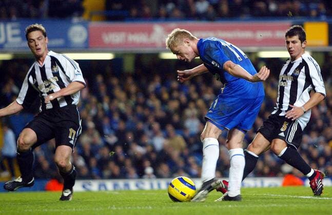 Damien Duff (Chelsea, vorn) erzielt das 3:0, Scott Parker (li.) und Emre Belözoglu (beide Newcastle) kommen zu spät -  Fußball Herren English Premier League 2005 2006, 1. Englische Liga, Chelsea FC London - Newcastle United 3:0 Gruppe London Dynamik,