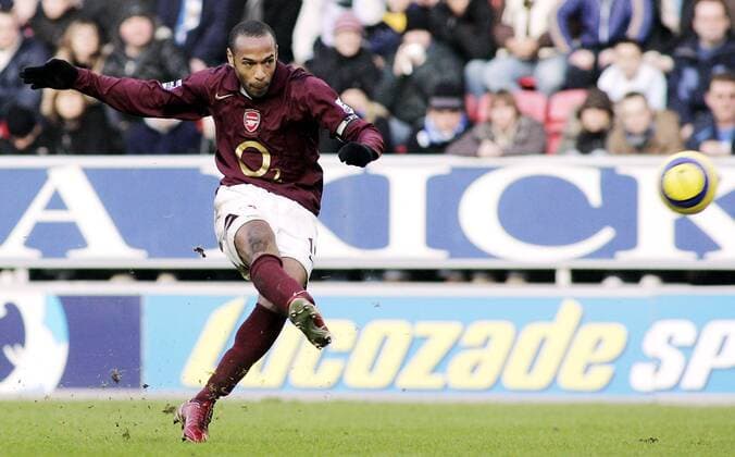 Thierry Henry (Arsenal) zieht ab - EDITORIAL USE ONLY. No use with unauthorised audio, video, data, fixture lists, club league logos or live services. Online in-match use limited to 120 images, no video emulation. No use in betting, games or single club league player publications. Fußball Herren English Premier League 2005 2006, 1. Englische Liga, Arsenal FC London Einzelbild Wigan Dynamik,