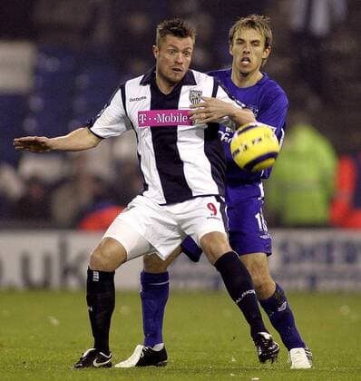 Geoff Horsfield (West Brom, li.) gegen Phil Neville (Everton) - EDITORIAL USE ONLY. No use with unauthorised audio, video, data, fixture lists, club league logos or live services. Online in-match use limited to 120 images, no video emulation. No use in betting, games or single club league player publications. Fußball Herren English Premier League 2005 2006, 1. Englische Liga, West Bromwich Albion - FC Everton 4:0, Gruppe Bromwich Dynamik,
