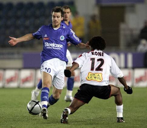 Pontus Farnerud (Strasbourg, li.) gegen Arouna Kone (Nizza) Fußball Herren Ligue Une 2005 2006, 1. Französische Liga, RC Strasbourg - OGC Nice 0:0, Racing Club, Gruppe Straßburg Dynamik,