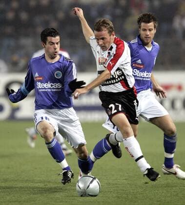 Yoann Bigne (Nizza, Mitte) gegen Pascal Johansen (li.) und Pontus Farnerud (beide Strasbourg) Fußball Herren Ligue Une 2005 2006, 1. Französische Liga, RC Strasbourg - OGC Nice 0:0, Racing Club, Gruppe Straßburg Dynamik,