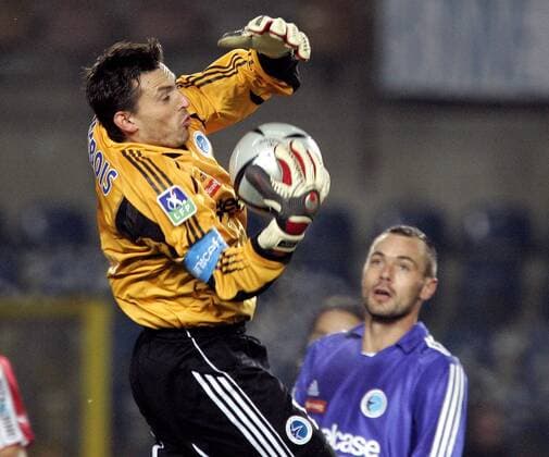 Torwart Nicolas Puydebois (Strasbourg) hält Fußball Herren Ligue Une 2005 2006, 1. Französische Liga, RC Strasbourg, Racing Club, Gruppe Straßburg Dynamik, Abwehr,