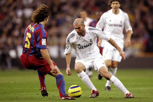 Zinedine Zidane (Real Madrid, re.) gegen Carles Puyol (Barcelona) -  Fußball Herren Primera Division 2005 2006, 1. Spanische Liga, Real Madrid CF - FC Barcelona 0:3, Barca Gruppe Madrid Dynamik,