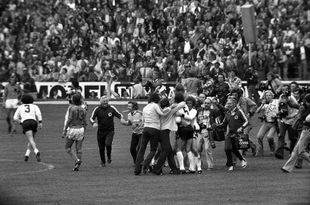 Schlußjubel Weltmeister BR Deutschland, vorn u.a. mit Paul Breitner (li.), Co Trainer Jupp Derwall (3.v.li.), Herbert Wimmer (4.v.li.), Franz Beckenbauer (3.v.re.), Rainer Bonhof (2.v.re.) und Masseur Erich Deuser (re.), außerdem der enttäuschte Johan ... Fußball WM Herren Weltmeisterschaft 1974, Nationalmannschaft, Nationalteam, Nationaltrikot, Länderspiel, Finale Totale Fotograf, Fotografen, Sportfotograf München, Assistent, Assistenztrainer Glück, Begeisterung, Freude,