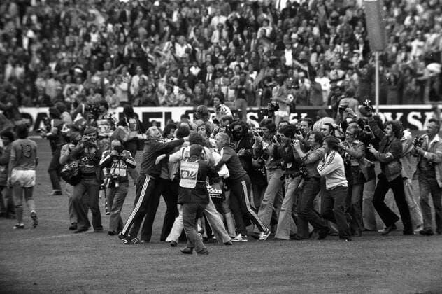 Schlußjubel Weltmeister BR Deutschland, vorn u.a. mit Co Trainer Jupp Derwall (li.), Bernd Cullmann (2.v.li.), Franz Beckenbauer (3.v.li.), Rainer Bonhof (3.v.re.), Masseur Erich Deuser (2.v.re.) sowie Jupp Heynckes (re.) von Fotografen umringt Fußball WM Herren Weltmeisterschaft 1974, Nationalmannschaft, Nationalteam, Nationaltrikot, Länderspiel, Finale Totale Fotograf, Sportfotograf München, Assistent, Assistenztrainer Glück, Begeisterung, Freude,