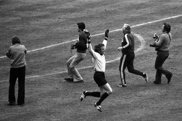 Schlußjubel Weltmeister BR Deutschland - Torwart Sepp Maier jubelt, dahinter Co Trainer Jupp Derwall Fußball WM Herren Weltmeisterschaft 1974, Nationalmannschaft, Nationalteam, Nationaltrikot, Länderspiel, Finale Totale Freudensprung, Freudensprünge, Sprung, springen München, Assistent, Assistenztrainer Glück, Begeisterung, Freude,