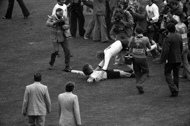 Schlußjubel Weltmeister BR Deutschland - Torwart Sepp Maier und Hans Georgs Schwarzenbeck jubeln gemeinsam Fußball WM Herren Weltmeisterschaft 1974, Nationalmannschaft, Nationalteam, Nationaltrikot, Länderspiel, Finale Totale o0 Medieninteresse, München Glück, Begeisterung, Freude,