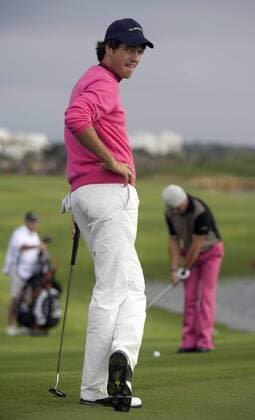 Christian Reimbold (Deutschland) stützt sich lässig auf seinem Putter ab Golf Herren WGC Algarve World Cup Portugal 2005, PGA European Tour, World Championship, Golfen Einzelbild Vilamoura