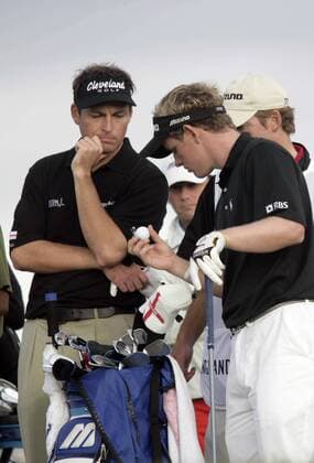 David Howell (li.) und Luke Donald (beide England) nachdenklich Golf Herren WGC Algarve World Cup Portugal 2005, PGA European Tour, World Championship, Golfen Gruppe Vilamoura Nachdenklichkeit,