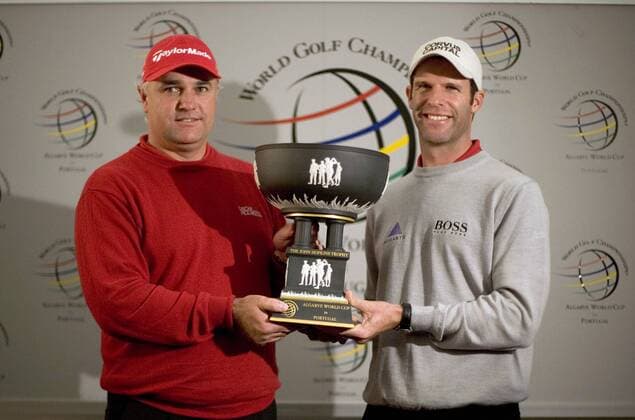 Siegerehrung Algarve World Cup 2005: Die Sieger Stephen Dodd (li.) und Bradley Dredge (beide Wales) präsentieren die John Hopkins Trophy Golf Herren WGC Algarve World Cup Portugal 2005, PGA European Tour, World Championship, Golfen Gruppe Vilamoura Freude,