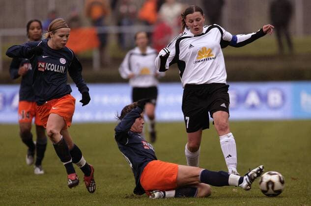 Pia Wunderlich (FFC Frankfurt, re.) gegen Camille Abily, li. Julie Soyer (beide Montpellier) Fußball EC 3 Damen UEFA Cup 2005 2006, Europapokal, Europacup, Pokal, Halbfinale, Frauen, Frauenfußball Gruppe Frankfurt M. Dynamik,