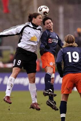 Birgit Prinz (FFC Frankfurt, li.) gegen Virginie Faisandier (Montpellier) Fußball EC 3 Damen UEFA Cup 2005 2006, Europapokal, Europacup, Pokal, Halbfinale, Frauen, Frauenfußball Gruppe Frankfurt M. Dynamik,