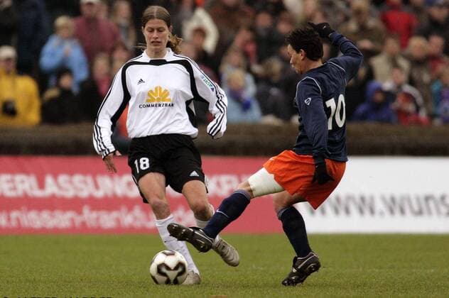 Kerstin Garefrekes (FFC Frankfurt, li.) gegen Virginie Faisandier (Montpellier) Fußball EC 3 Damen UEFA Cup 2005 2006, Europapokal, Europacup, Pokal, Halbfinale, Frauen, Frauenfußball Gruppe Frankfurt M. Dynamik,