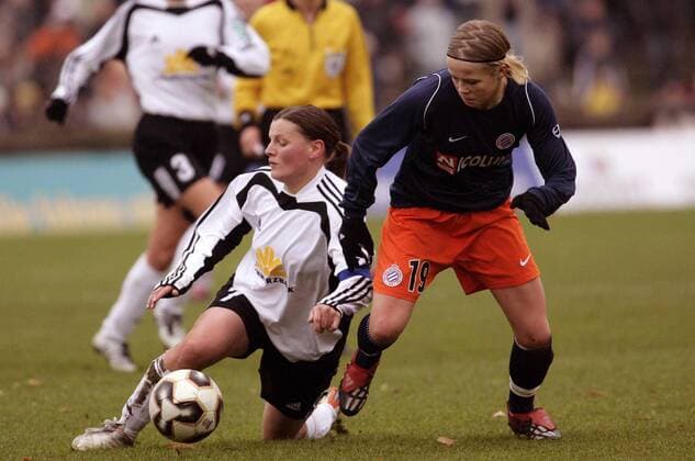 Pia Wunderlich (FFC Frankfurt, li.) kommt gegen Julie Soyer (Montpellier) zu Fall Fußball EC 3 Damen UEFA Cup 2005 2006, Europapokal, Europacup, Pokal, Halbfinale, Frauen, Frauenfußball Gruppe Frankfurt M. Dynamik, Kampf,