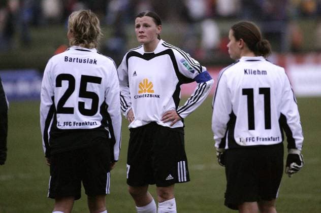 Pia Wunderlich (Mitte), Saskia Bartusiak (li.) und Katrin Kliehm (alle FFC Frankfurt) enttäuscht Fußball EC 3 Damen UEFA Cup 2005 2006, Europapokal, Europacup, Pokal, Halbfinale, Frauen, Frauenfußball Gruppe Frankfurt M. Enttäuschung,