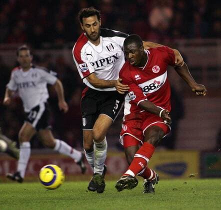 Yakubu Ayegbeni (Middlesbrough, re.) gegen Sylvain Legwinski (Fulham) -  Fußball Herren English Premier League 2005 2006, 1. Englische Liga, FC Middlesbrough - FC Fulham 3:2 Gruppe Middlesbrough Dynamik,