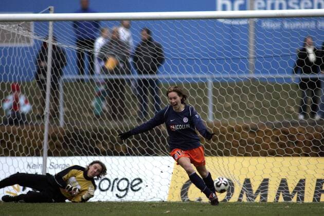 Ludivine Diguelman (Montpellier, re.) jubelt über ihr Tor zum 0:1, Torfrau Marleen Wissink (Frankfurt) liegt konsterniert am Boden Fußball EC 1 Damen UEFA Cup 2005 2006, Pokal, Europapokal, Europacup, Frauen, Frauenfußball Gruppe Frankfurt M. Freude, Begeisterung,