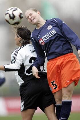 Laure Lepailleur (Montpellier, re.) überspringt Sandra Smisek (Frankfurt) Fußball EC 1 Damen UEFA Cup 2005 2006, Pokal, Europapokal, Europacup, Frauen, Frauenfußball Gruppe Frankfurt M. Dynamik, Überlegenheit,