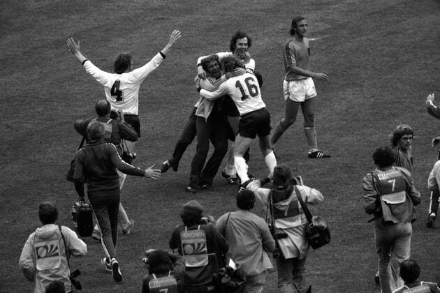 Schlußjubel Weltmeister BR Deutschland, u.a.v.li.: Masseur Erich Deuser, Hans Georg Schwarzenbeck, Horst Dieter Höttges, Rainer Bonhof, Franz Beckenbauer - außerdem Johan Neeskens (2.v.re.) und Johnny Rep (beide Niederlande, re.) Fußball WM Herren Weltmeisterschaft 1974, Nationalmannschaft, Nationalteam, Nationaltrikot, Länderspiel, Finale Totale Jonny München Begeisterung, Freude,