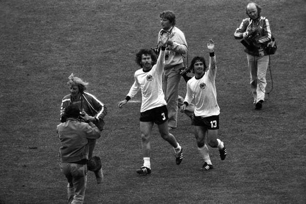 Schlußjubel Weltmeister BR Deutschland - Paul Breitner (li.) und Gerd Müller winken den Anhängern Fußball WM Herren Weltmeisterschaft 1974, Nationalmannschaft, Nationalteam, Nationaltrikot, Länderspiel, Finale Totale München Harmonie, Freude,