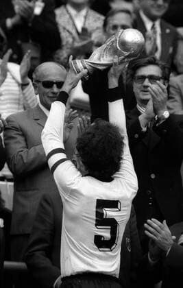 Weltmeister Franz Beckenbauer (BR Deutschland) jubelt mit dem WM Pokal den Anhängern zu Fußball WM Herren Weltmeisterschaft 1974, Nationalmannschaft, Nationalteam, Nationaltrikot, Länderspiel, Finale Einzelbild München Freude,