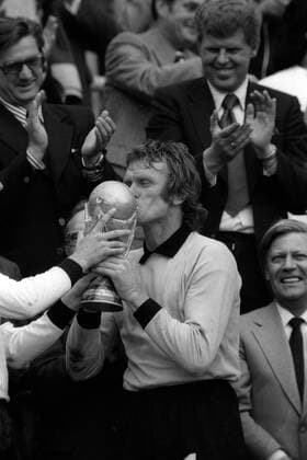 Weltmeister Torwart Sepp Maier (li.) küsst den WM Pokal, daneben freut sich Bundeskanzler Helmut Schmidt (beide BR Deutschland) Fußball WM Herren Weltmeisterschaft 1974, Nationalmannschaft, Nationalteam, Nationaltrikot, Länderspiel, Finale Gruppe München Glück, Harmonie, Freude,
