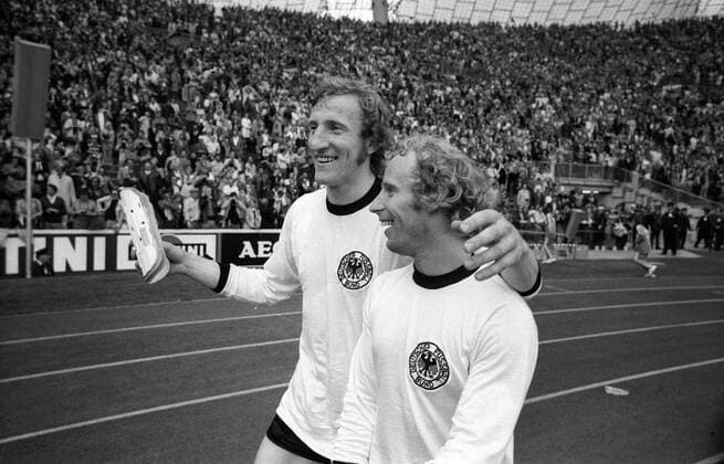 Weltmeister Berti Vogts (re.) und Hans Georg Schwarzenbeck (beide BR Deutschland) freuen sich gemeinsam Fußball WM Herren Weltmeisterschaft 1974, Nationalmannschaft, Nationalteam, Nationaltrikot, Länderspiel, Finale Gruppe Olympiastadion, Stadion, innen, I(Innenansicht München Glück, Freude,