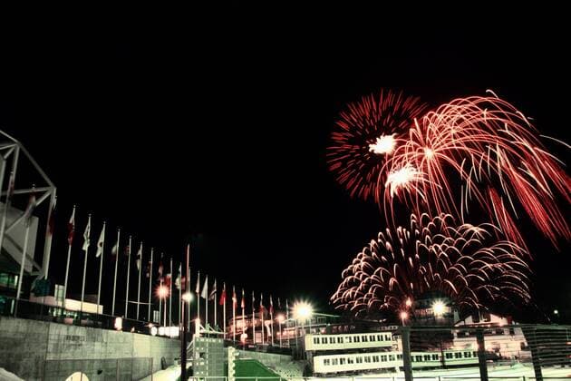 Zum Abschluß der Olympischen Spiele von Lake Placid gibt es ein Feuerwerk auf der James B. Sheffield Eislaufbahn vor dem Olympic Center OS Winter Herren Olympische Winterspiele 1980, Olympia, Olympiade, Spiele, Abschluß, Feier, Vdia Totale Fieldhouse, Field House Lake Placid