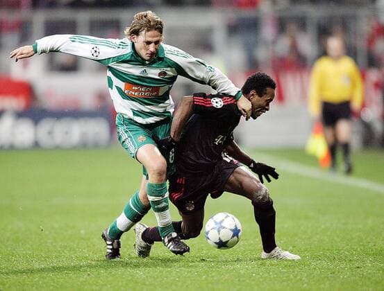 György Korsos (Rapid Wien, li.) gegen Ze Roberto (Bayern) Fußball EC 1 Herren Champions League 2005 2006, FC Bayern München - SK Rapid Wien Gruppe München Dynamik, Kampf,