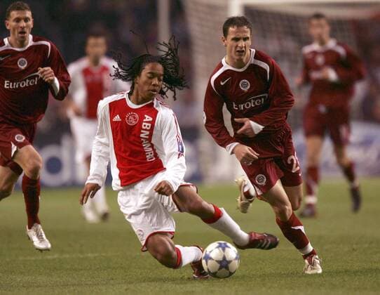 Urby Emanuelson (Ajax, Mitte) gegen Zdenek Pospech (re.) und Martin Hasek (beide Sparta Prag) Fußball EC 1 Herren Champions League 2005 2006, Ajax Amsterdam - AC Sparta Prag 2:1 Gruppe Amsterdam Dynamik,