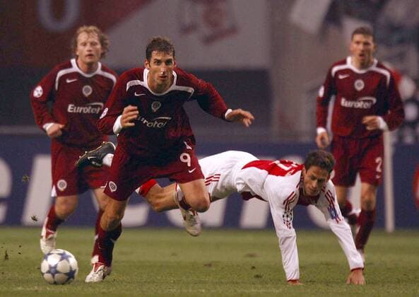 Libor Dosek (Sparta Prag, li.) gegen Olaf Lindenbergh (Ajax) Fußball EC 1 Herren Champions League 2005 2006, Ajax Amsterdam - AC Sparta Prag 2:1 Gruppe Amsterdam Dynamik,